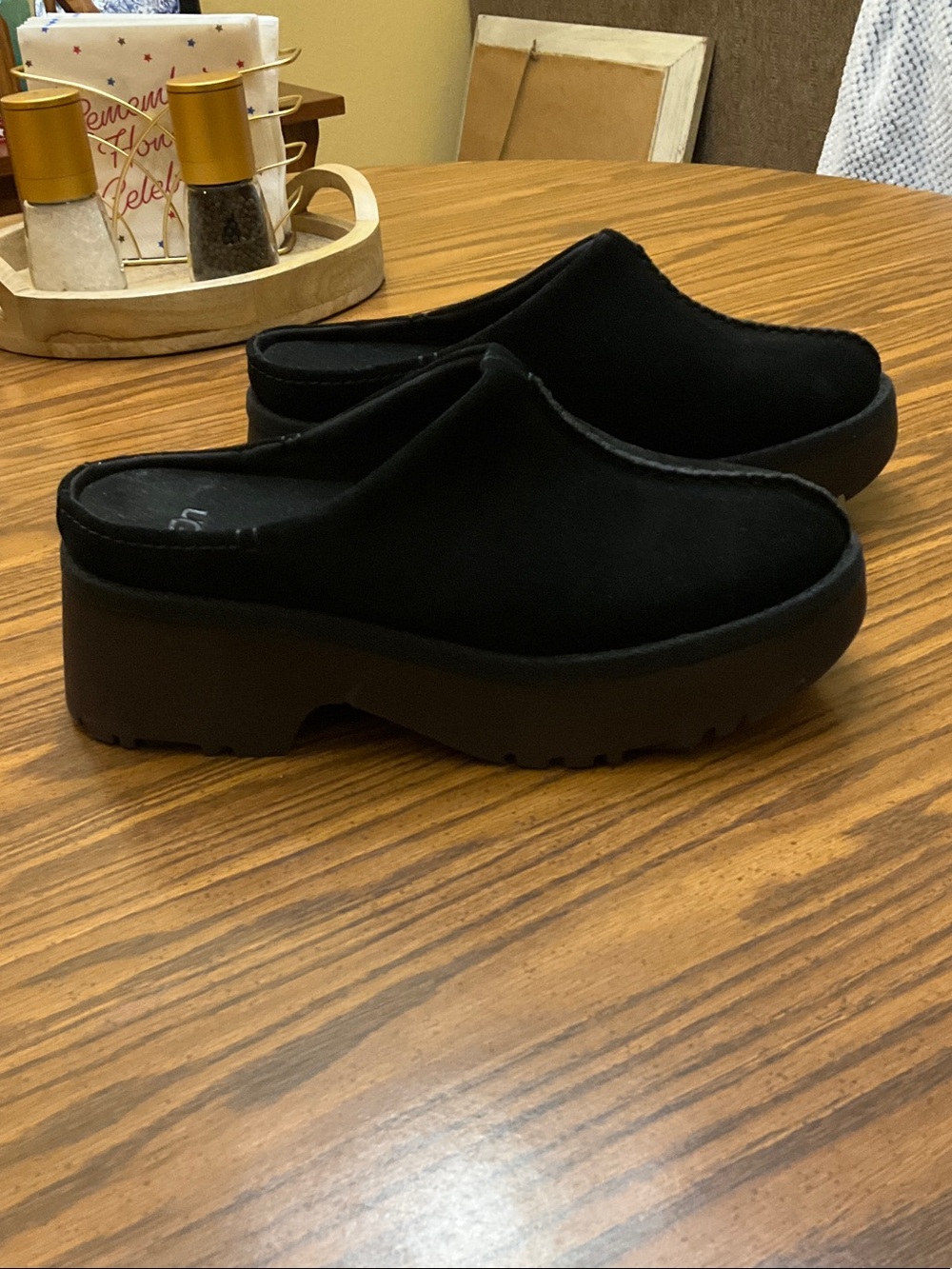 Women’s Size 10 UGG Slip On Clogs, Excellent Condition